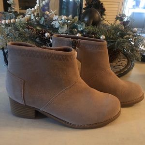 NWT TOMS LEILA OXFORD TAN SUEDE BOOTIES